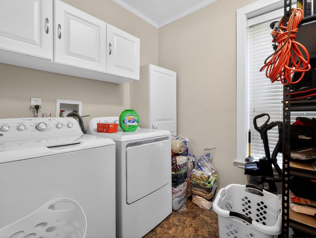 1301 Locust Street Commerce, TX 75428 - Photo 11 of 17 a utility room with dryer and washer