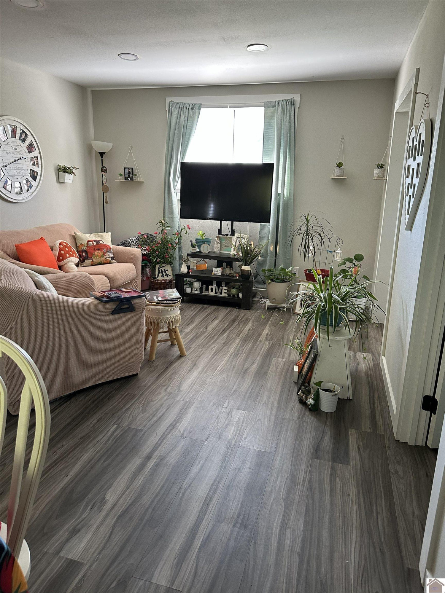 307 Wright Street Mayfield, KY 42066 - Photo 13 of 17 Living room in apartment