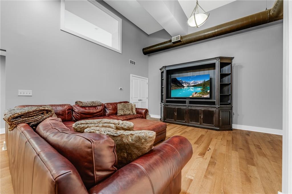 10 Walnut Street, Unit 7 Pittsburgh, PA 15202 - Photo 6 of 49 a living room with furniture and a flat screen tv