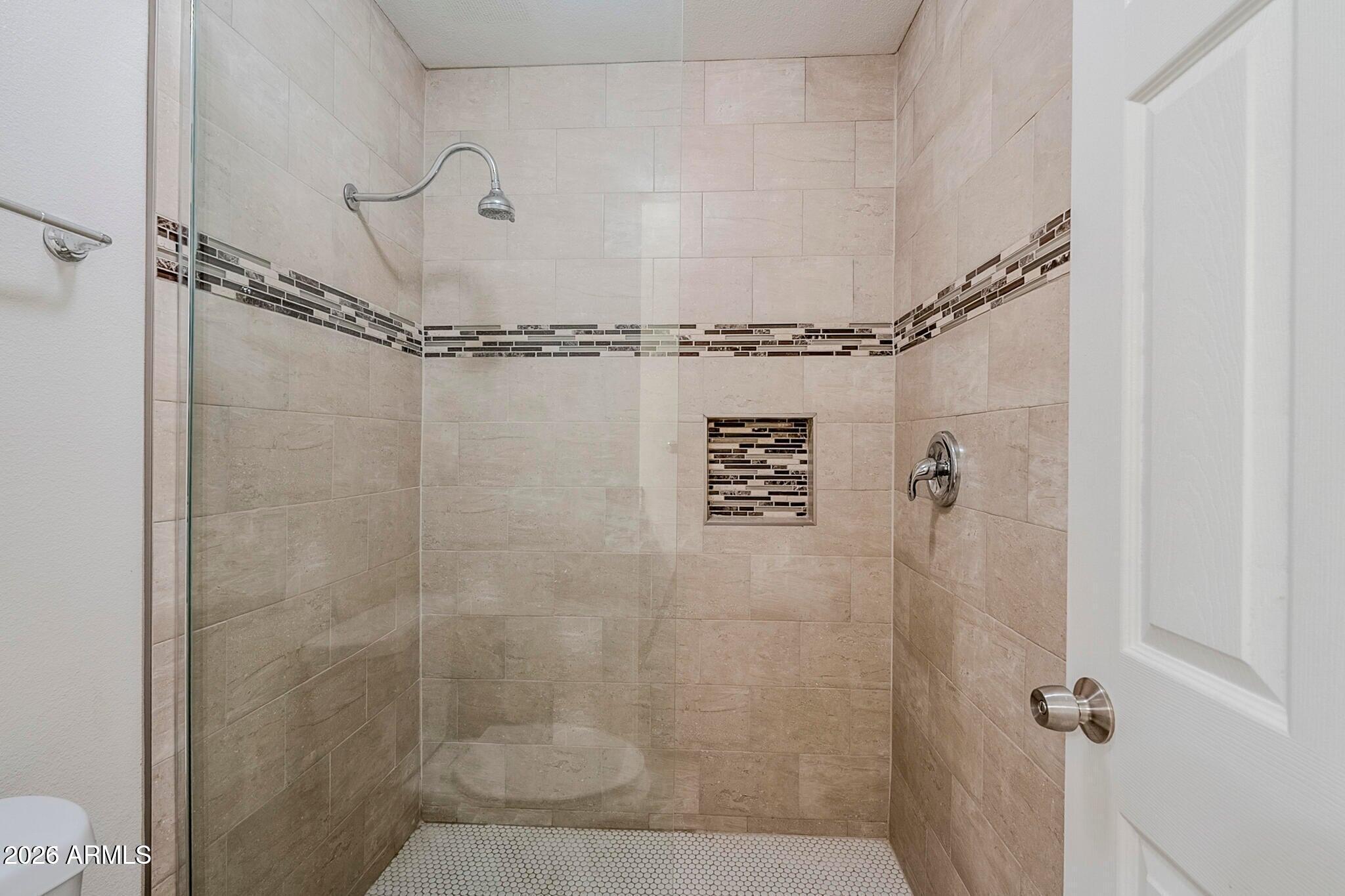5525 East Thomas Road, Unit C2 Phoenix, AZ 85018 - Photo 20 of 35 Primar EnsuiteShower