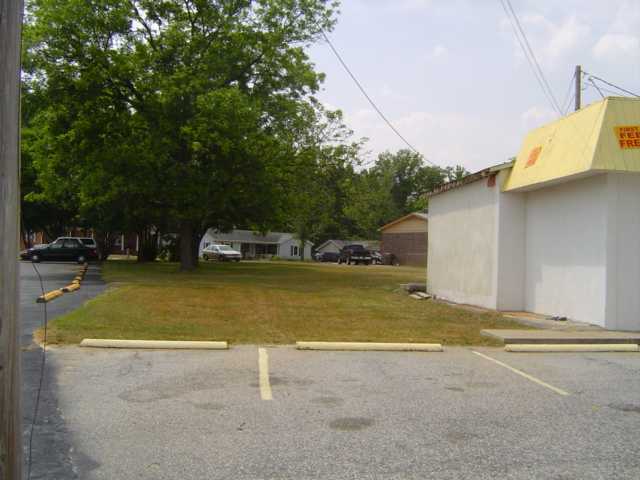908 South Broad Street Clinton, SC 29325 - Photo 3 of 6 Gallery Image 3