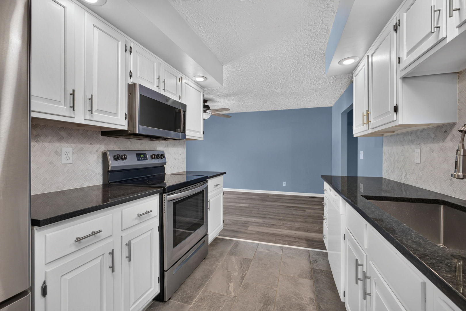 6401 Utica Ridge Road, Unit 12 Davenport, IA 52807 - Photo 8 of 35