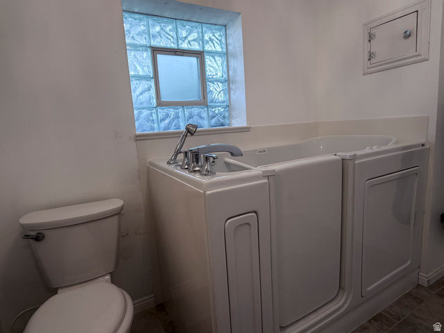 2855 South 1000 West Perry, UT 84302 - Photo 127 of 142 Full bath featuring a garden tub and toilet