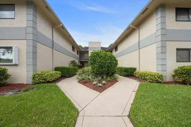 $169,900 | 15378 Lakes Of Delray Boulevard, Unit 15, Delray Beach, FL 33484