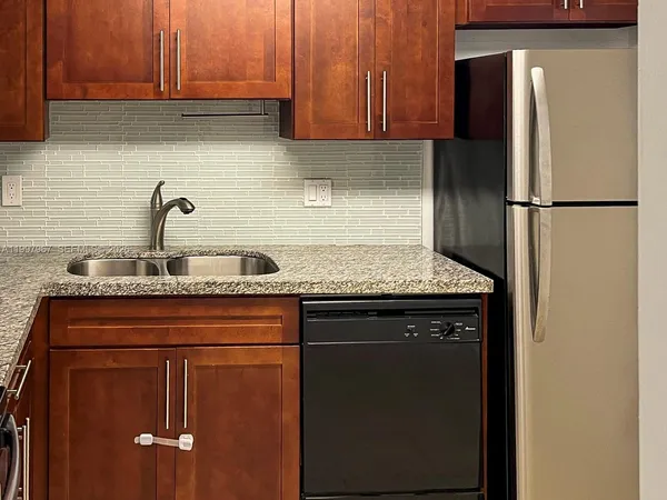 $1,500 | 211 Northeast 8th Avenue, Unit 107, Hallandale Beach, FL 33009