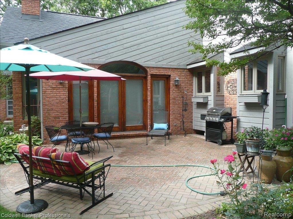8225 Woodview Road Clarkston, MI 48348 - Photo 21 of 24 paver patio