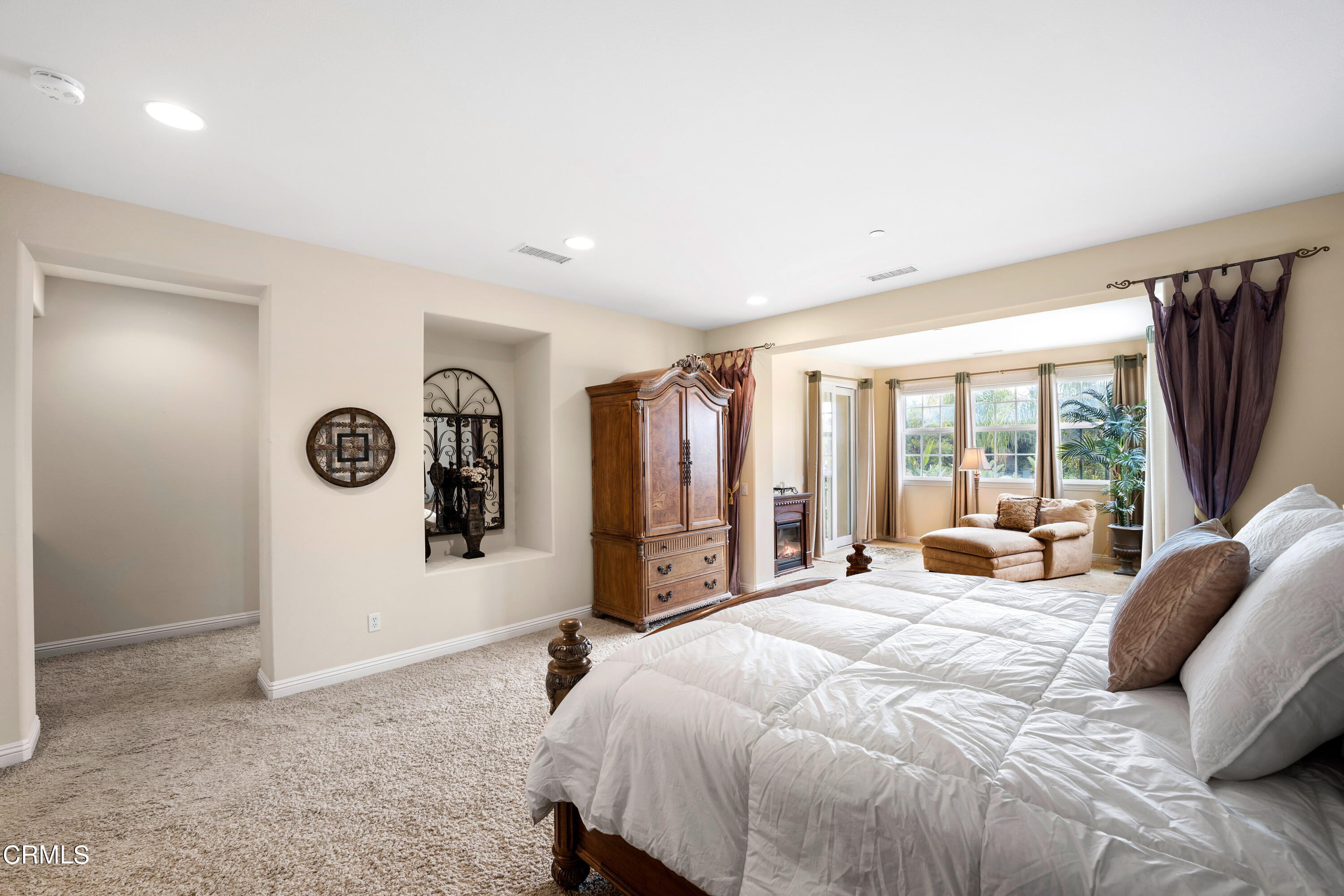 2510 Worth Way Camarillo, CA 93012 - Photo 48 of 75 a spacious bedroom with a bed and a large window