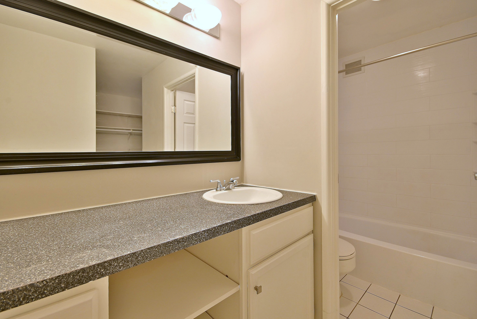 2015 South Finley Road, Unit 903 Lombard, IL 60148 - Photo 15 of 25 Gallery Image 15