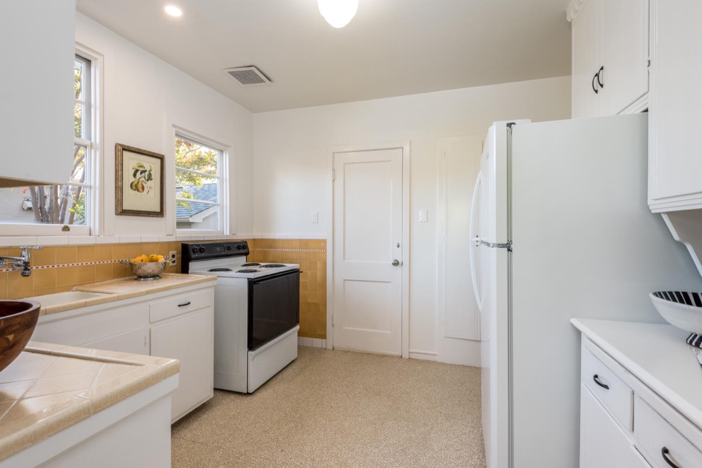 550 Avila Road San Mateo, CA 94402 - Photo 10 of 17 Gallery Image 10
