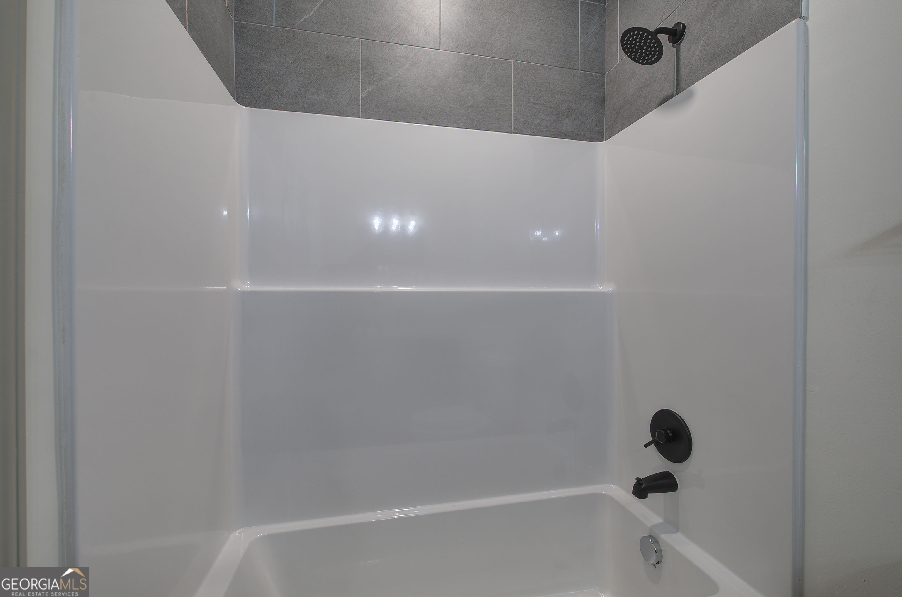 115 East Boundary Rome, GA 30161 - Photo 16 of 34 a bathroom with a bathtub