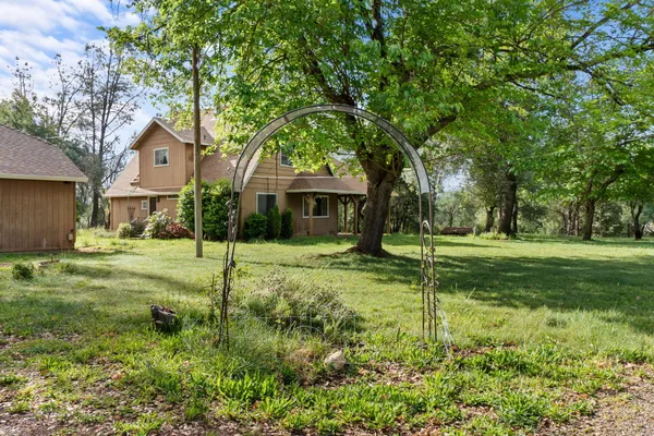 a view of a house with backyard