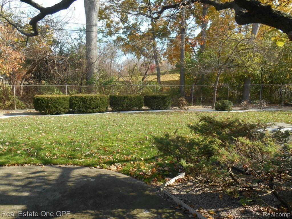 736 Bedford Road Grosse Pointe, MI 48230 - Photo 5 of 25 5 DSCN1251.jpg