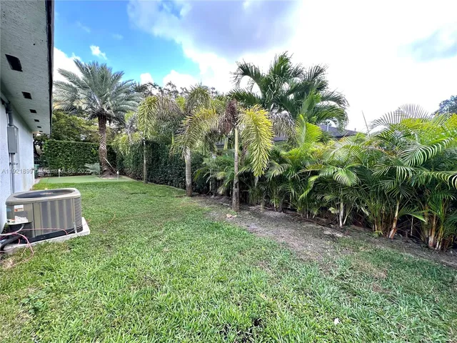 a view of a backyard