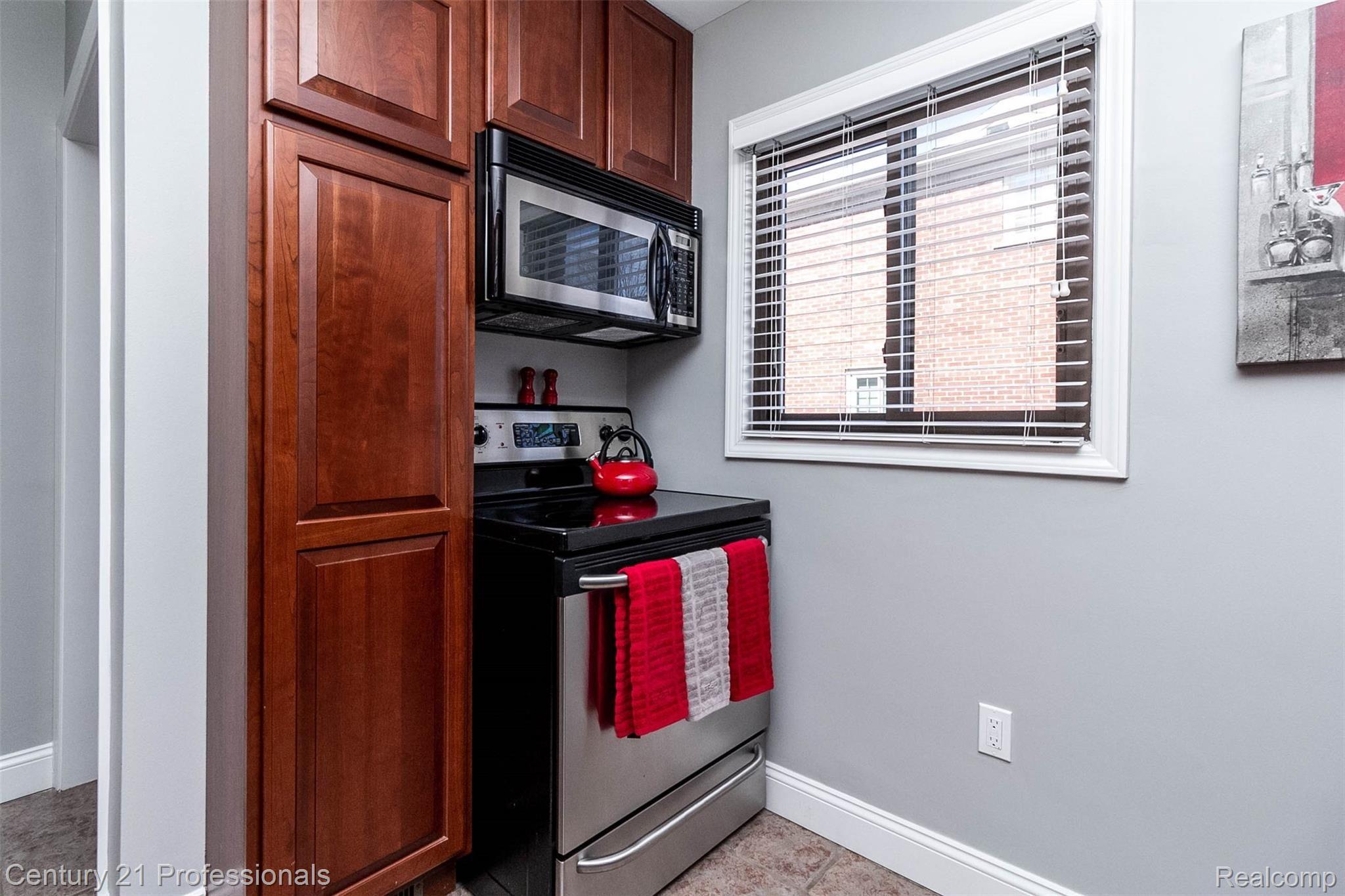 2530 Oliver Road Royal Oak, MI 48073 - Photo 11 of 58 11.jpg