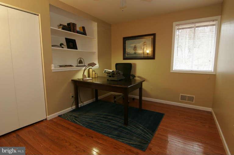 11200 Hunting Horn Lane Reston, VA 20191 - Photo 16 of 26 Bedroom