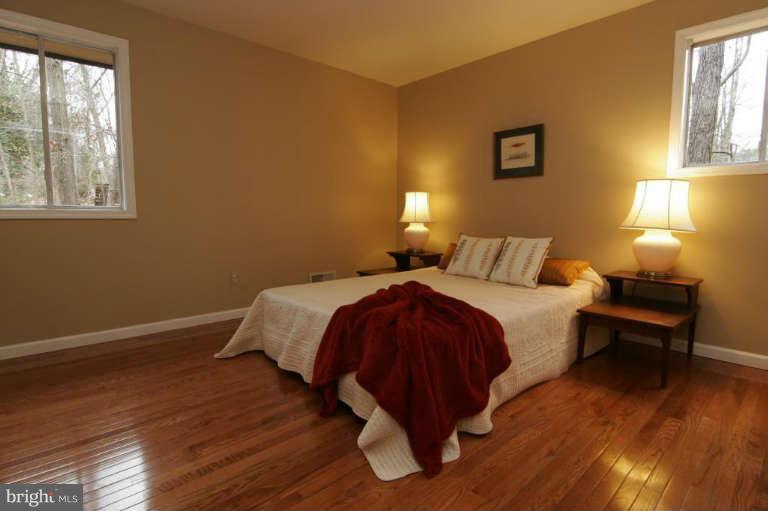 11200 Hunting Horn Lane Reston, VA 20191 - Photo 17 of 26 Bedroom