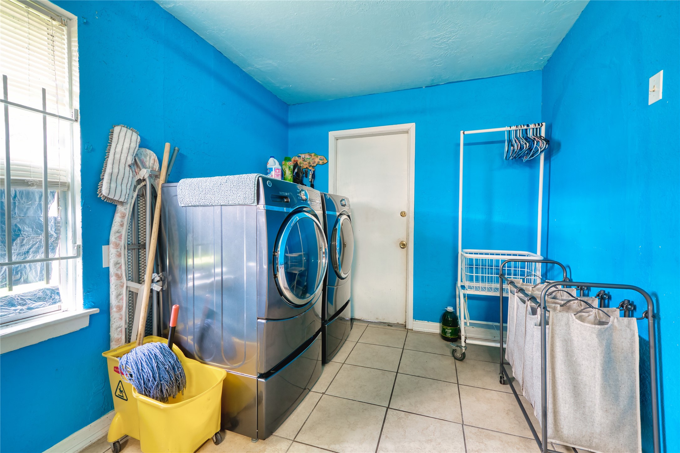 4931 Mercedes Lane Houston, TX 77022 - Photo 14 of 29 a utility room with dryer and washer