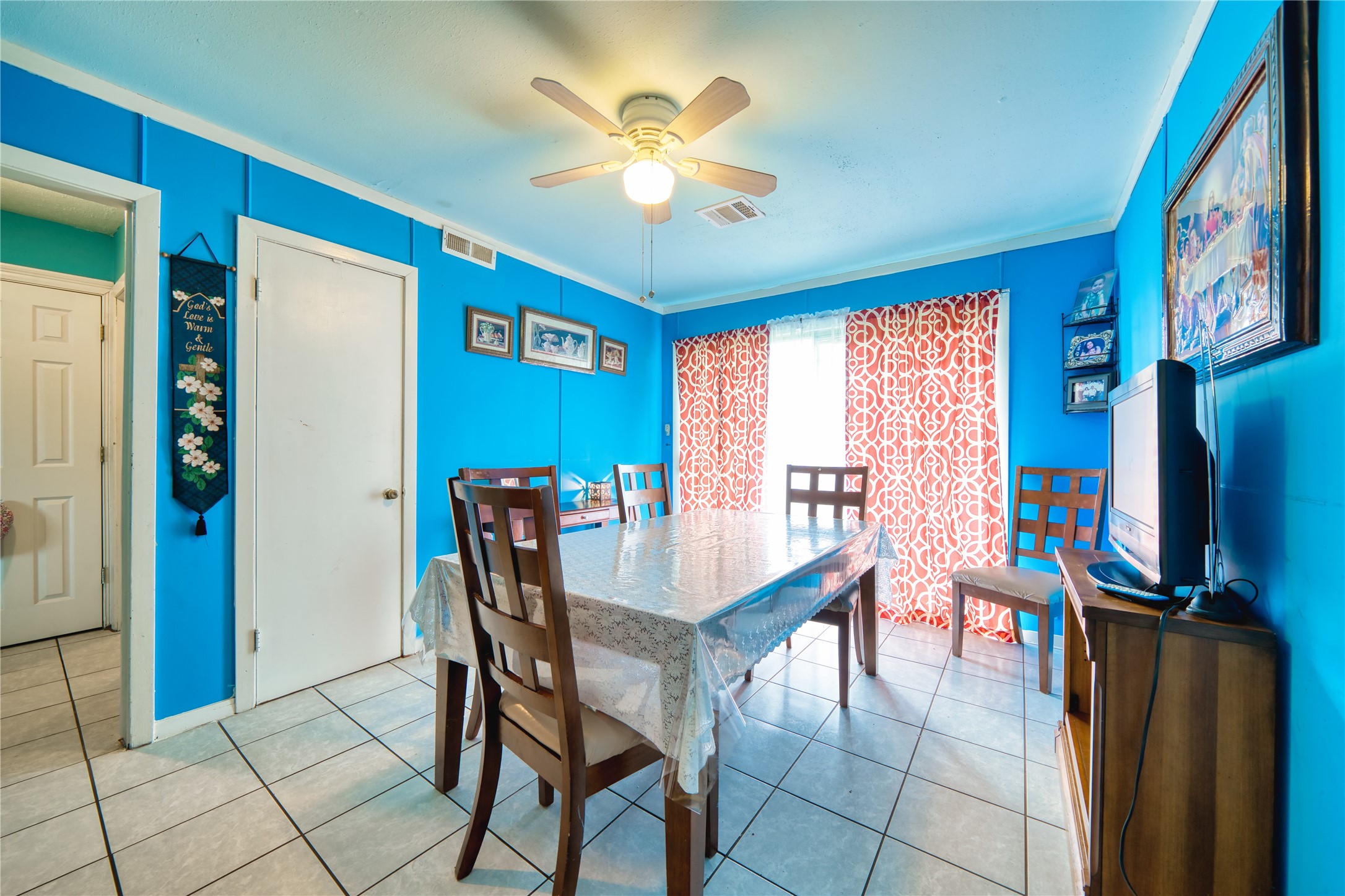 4931 Mercedes Lane Houston, TX 77022 - Photo 16 of 29 a dining room with furniture and window