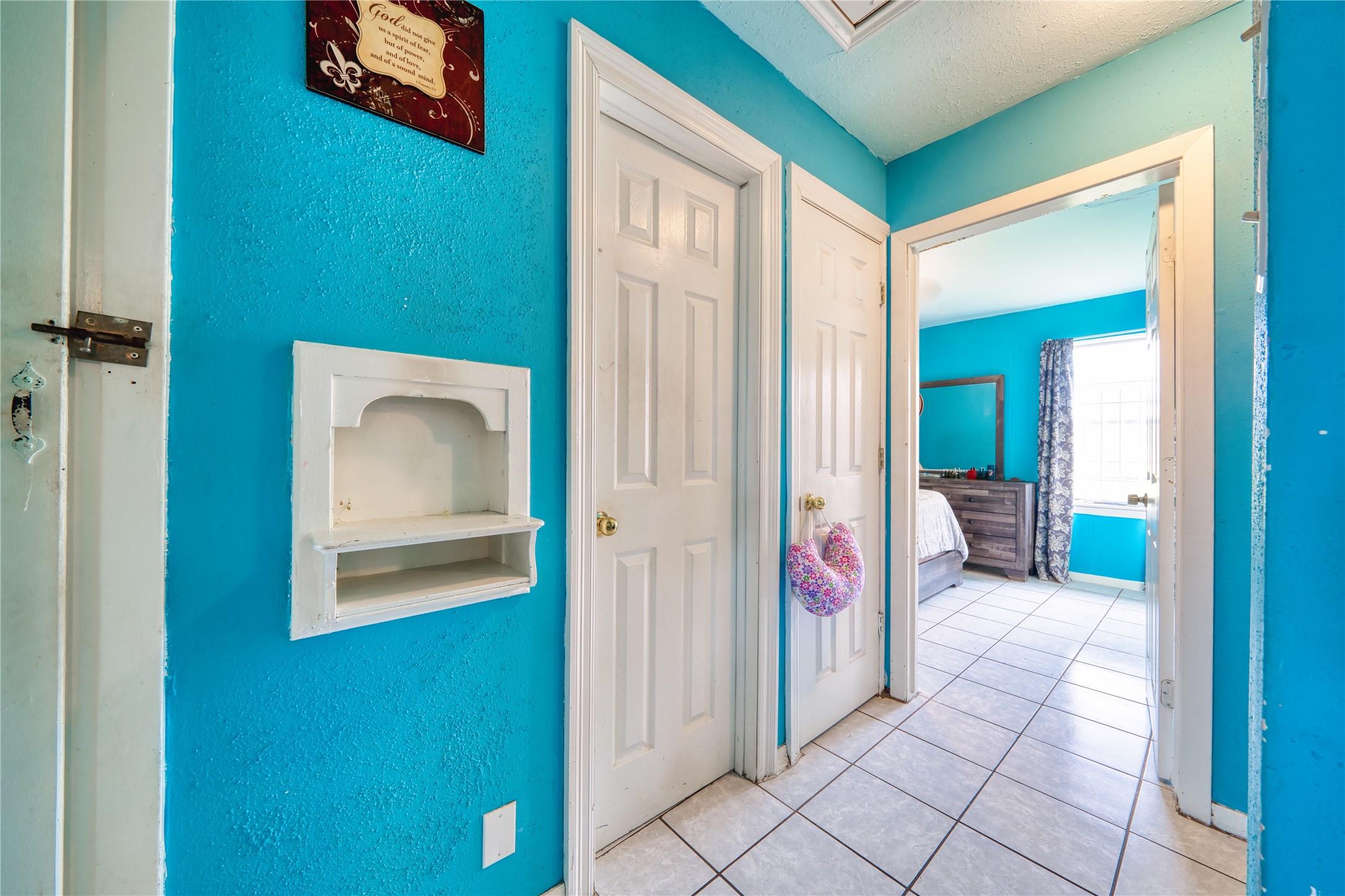 4931 Mercedes Lane Houston, TX 77022 - Photo 17 of 29 a view of a hallway with closet and a mirror