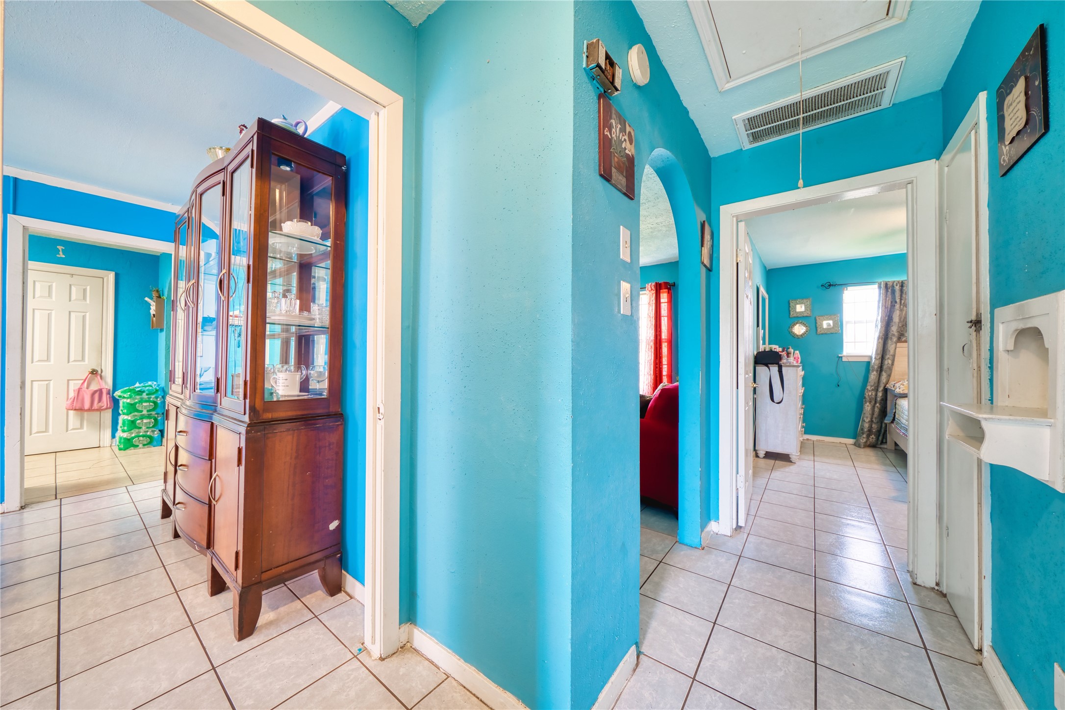 4931 Mercedes Lane Houston, TX 77022 - Photo 18 of 29 a view of an entryway with furniture