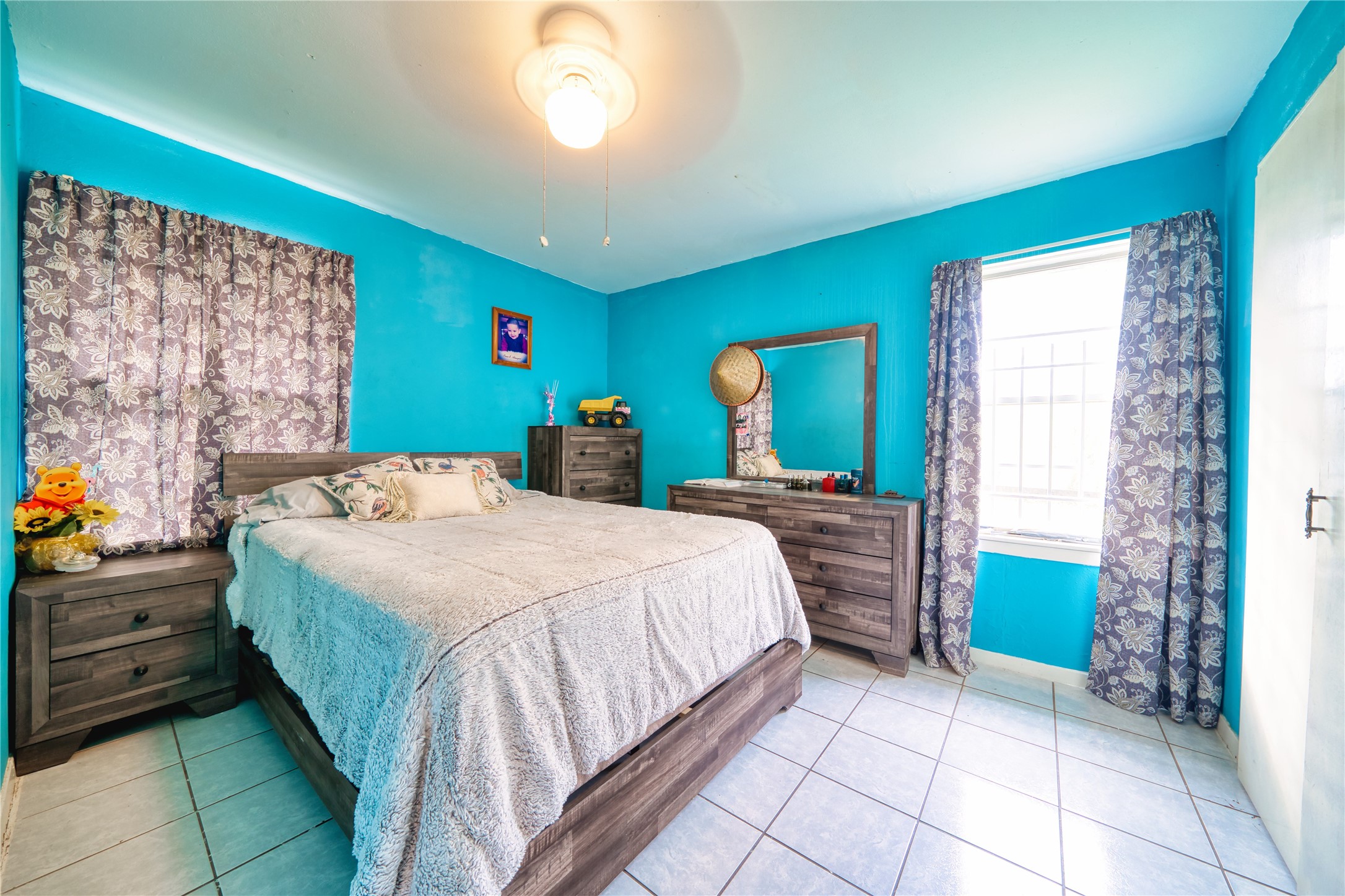 4931 Mercedes Lane Houston, TX 77022 - Photo 20 of 29 a bedroom with a bed and a mirror