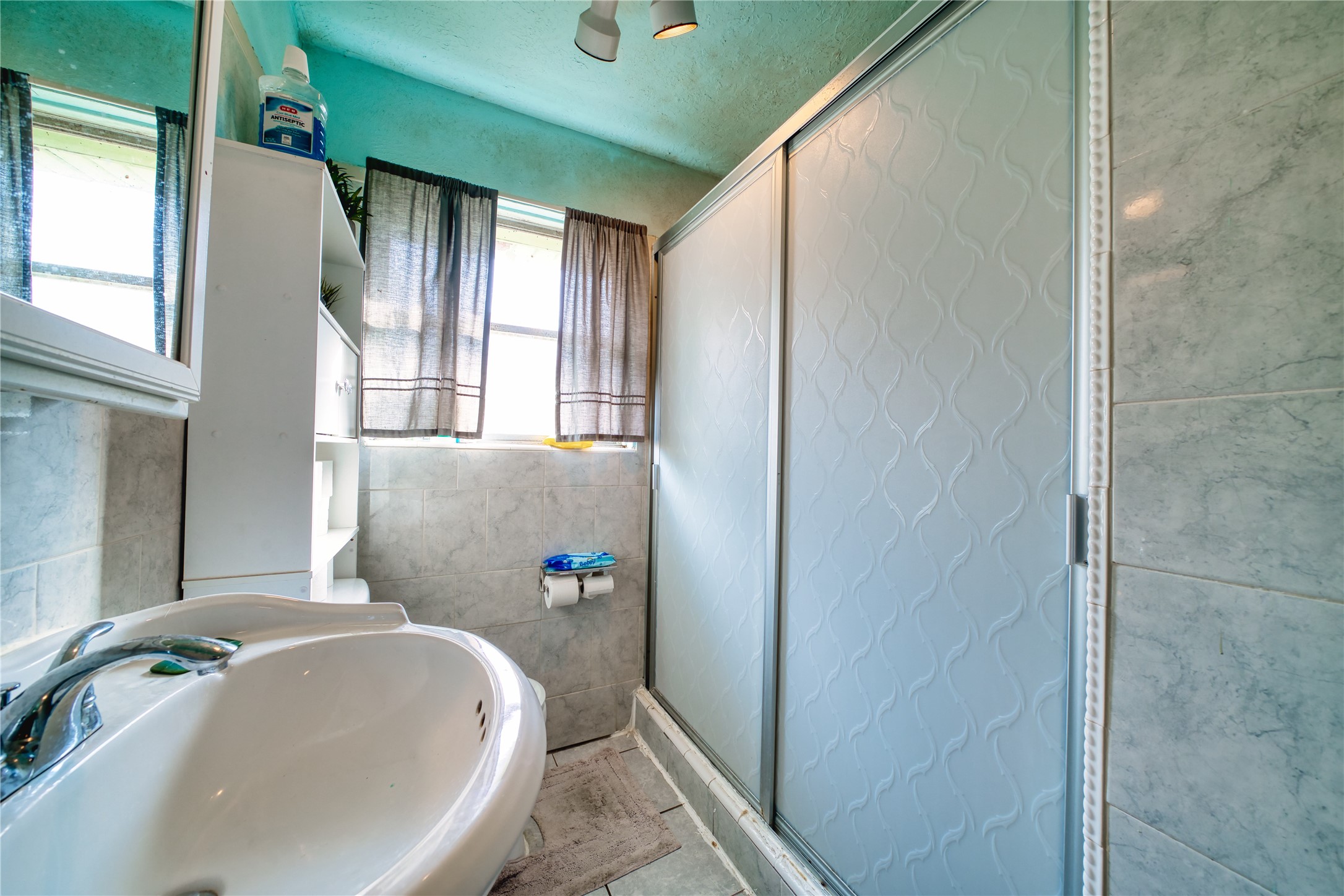 4931 Mercedes Lane Houston, TX 77022 - Photo 23 of 29 a bathroom with a sink and a window