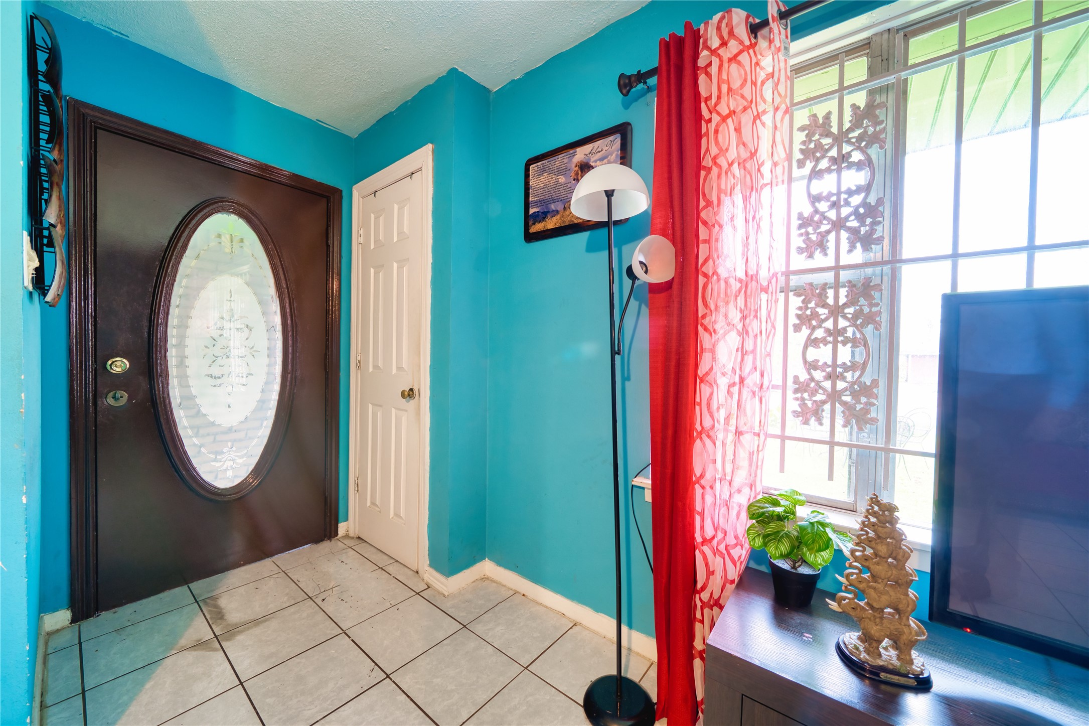 4931 Mercedes Lane Houston, TX 77022 - Photo 7 of 29 a front view of a house with garden