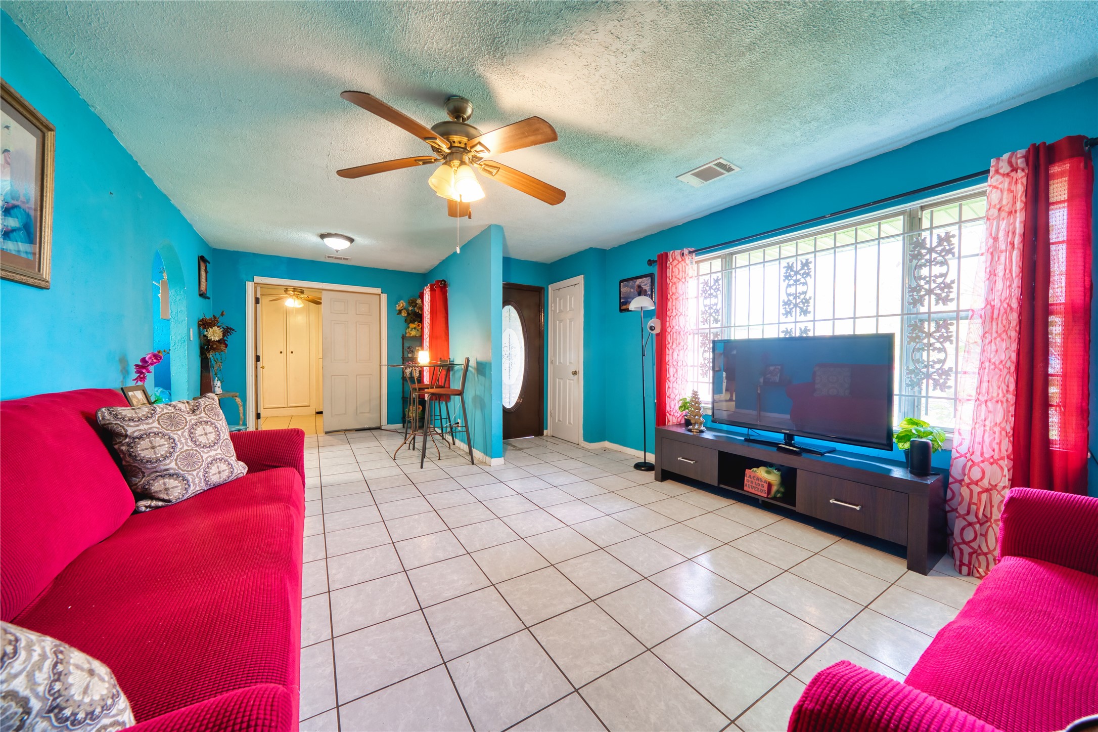 4931 Mercedes Lane Houston, TX 77022 - Photo 9 of 29 a living room with furniture and a flat screen tv