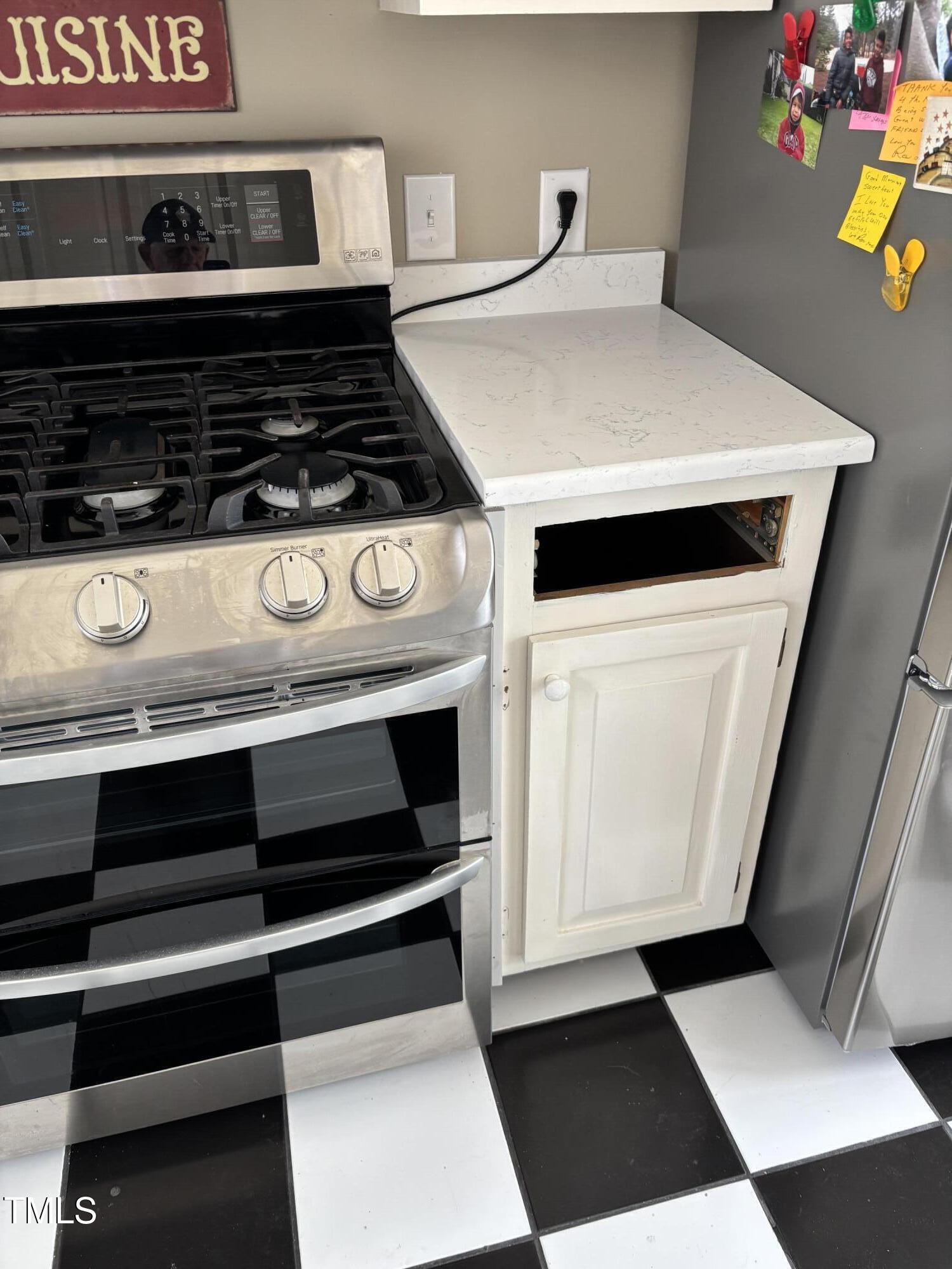 612 College Street Clinton, NC 28328 - Photo 13 of 70 a close view of stove top oven