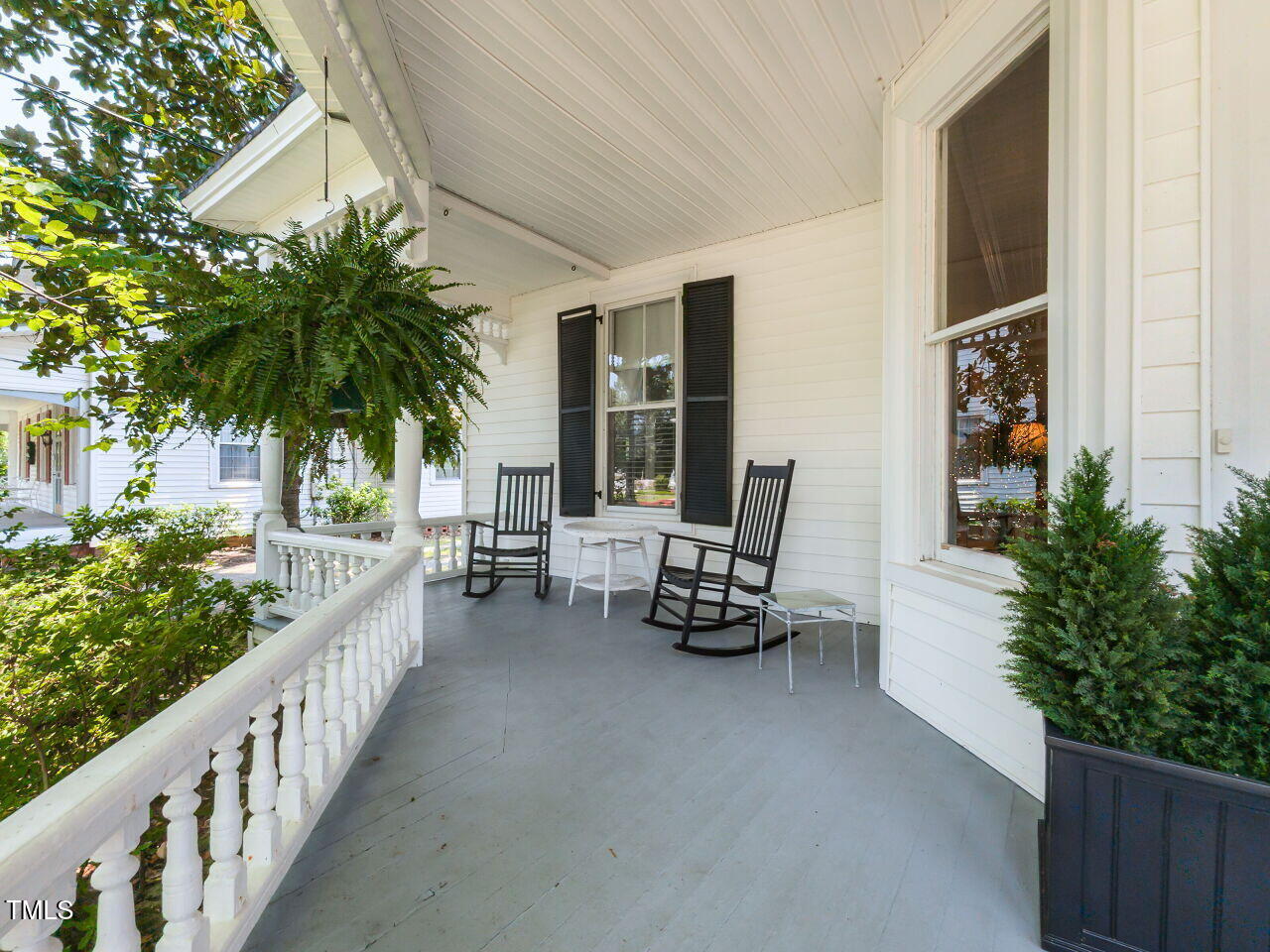 612 College Street Clinton, NC 28328 - Photo 2 of 70 004-1280x960-front-porch