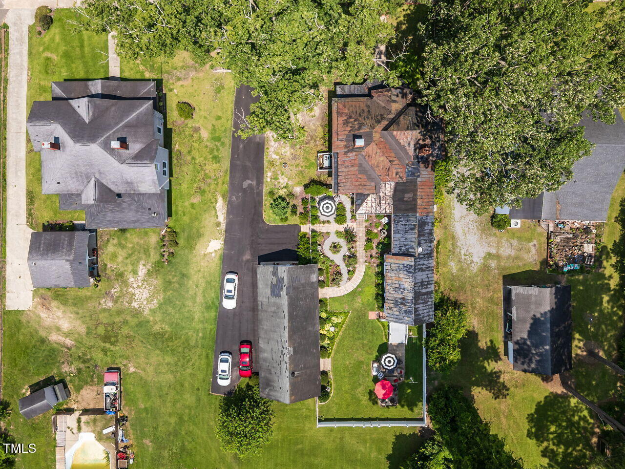 612 College Street Clinton, NC 28328 - Photo 48 of 70 an aerial view of multiple house