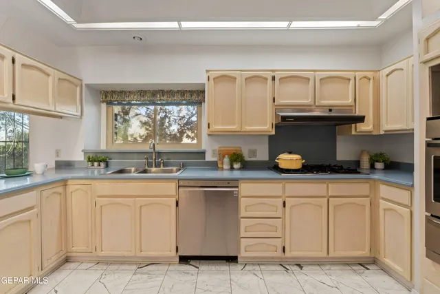 $459,999 | 401 Sharondale Drive, El Paso, TX 79912