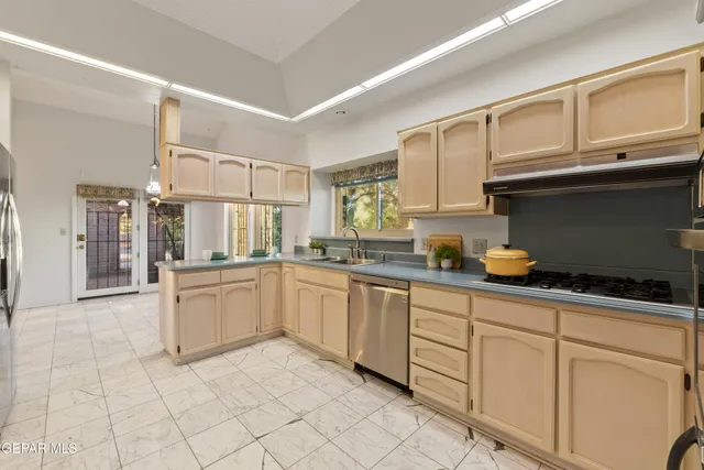 $459,999 | 401 Sharondale Drive, El Paso, TX 79912