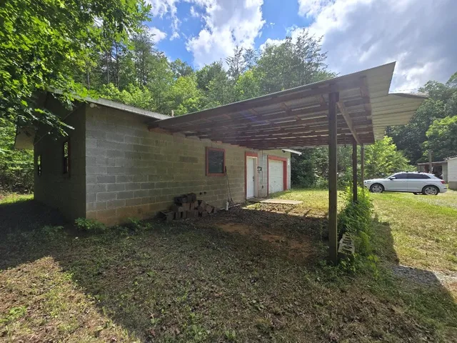 a view of a house with backyard