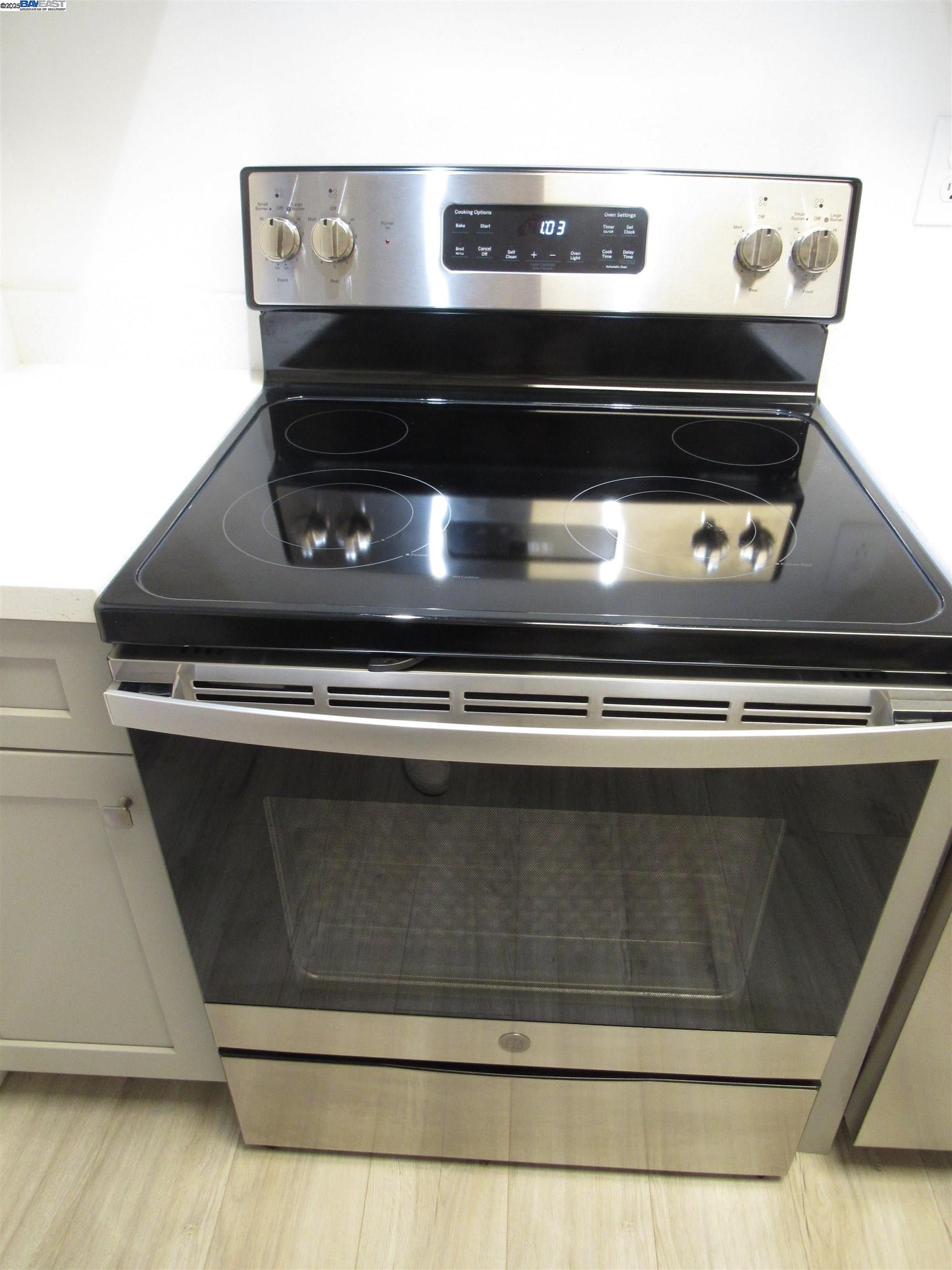 3909 Stevenson Boulevard, Unit 402 Fremont, CA 94538 - Photo 9 of 32 a close view of stove