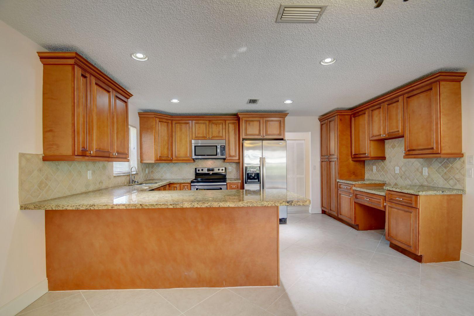 9045 Red Oak Lane Boca Raton, FL 33428 - Photo 6 of 21 Kitchen