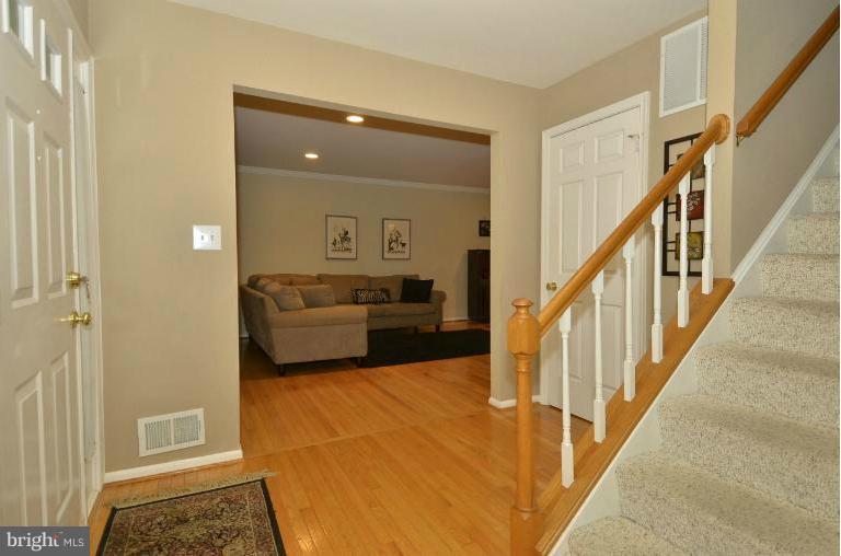 902 Pointer Ridge Drive Gaithersburg, MD 20878 - Photo 3 of 30 Foyer
