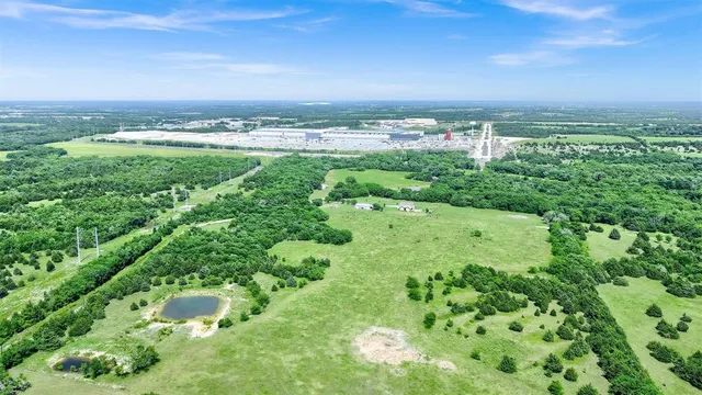 a view of a yard with a building in the background