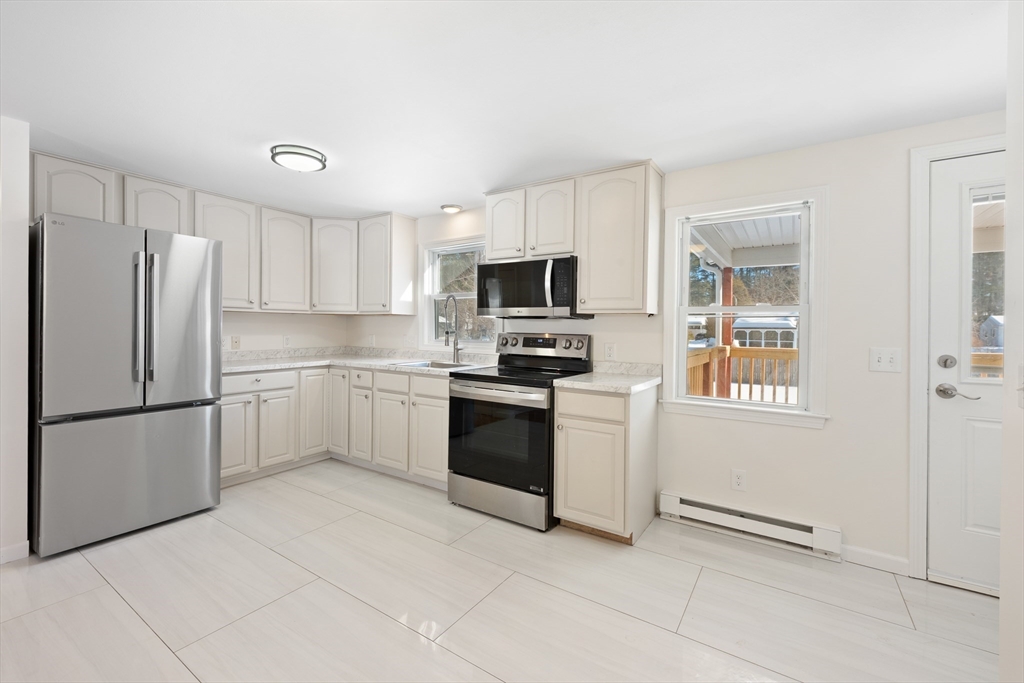 39 Thyme Lane Springfield, MA 01129 - Photo 3 of 30