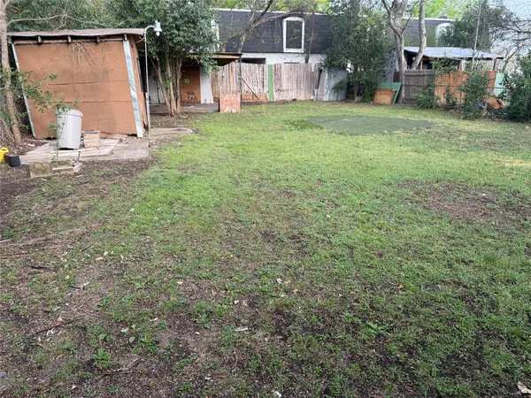 a view of a back yard of the house