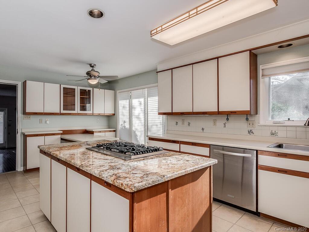 5012 Rounding Run Road Charlotte, NC 28277 - Photo 9 of 28 a kitchen with a sink stove and cabinets