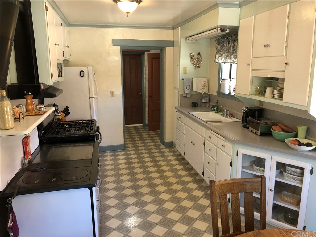 1865 Nacimiento Drive Paso Robles, CA 93446 - Photo 23 of 43 a kitchen with stainless steel appliances a sink stove and cabinets