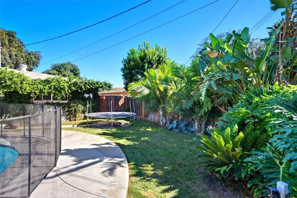 3495 Mono Drive Riverside, CA 92506 - Photo 28 of 34 a backyard of a house with lots of green space