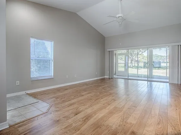 $229,000 | 5318 Edgewater Way, Unit 10, Oxford, FL 34484