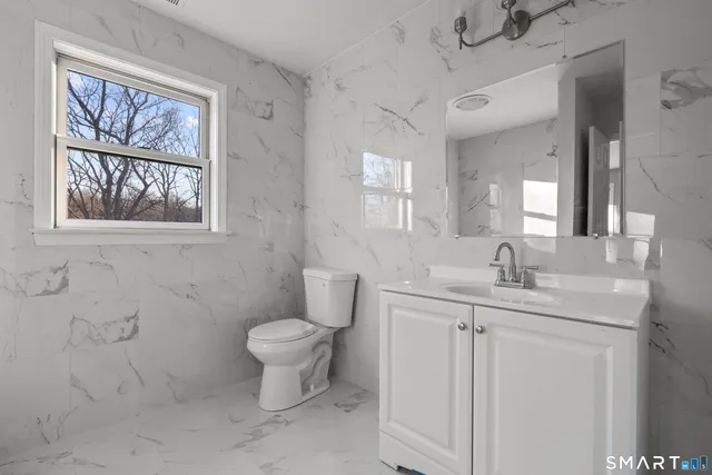 $999,900 | 2 Greenwood Lane, Guilford, CT 06437