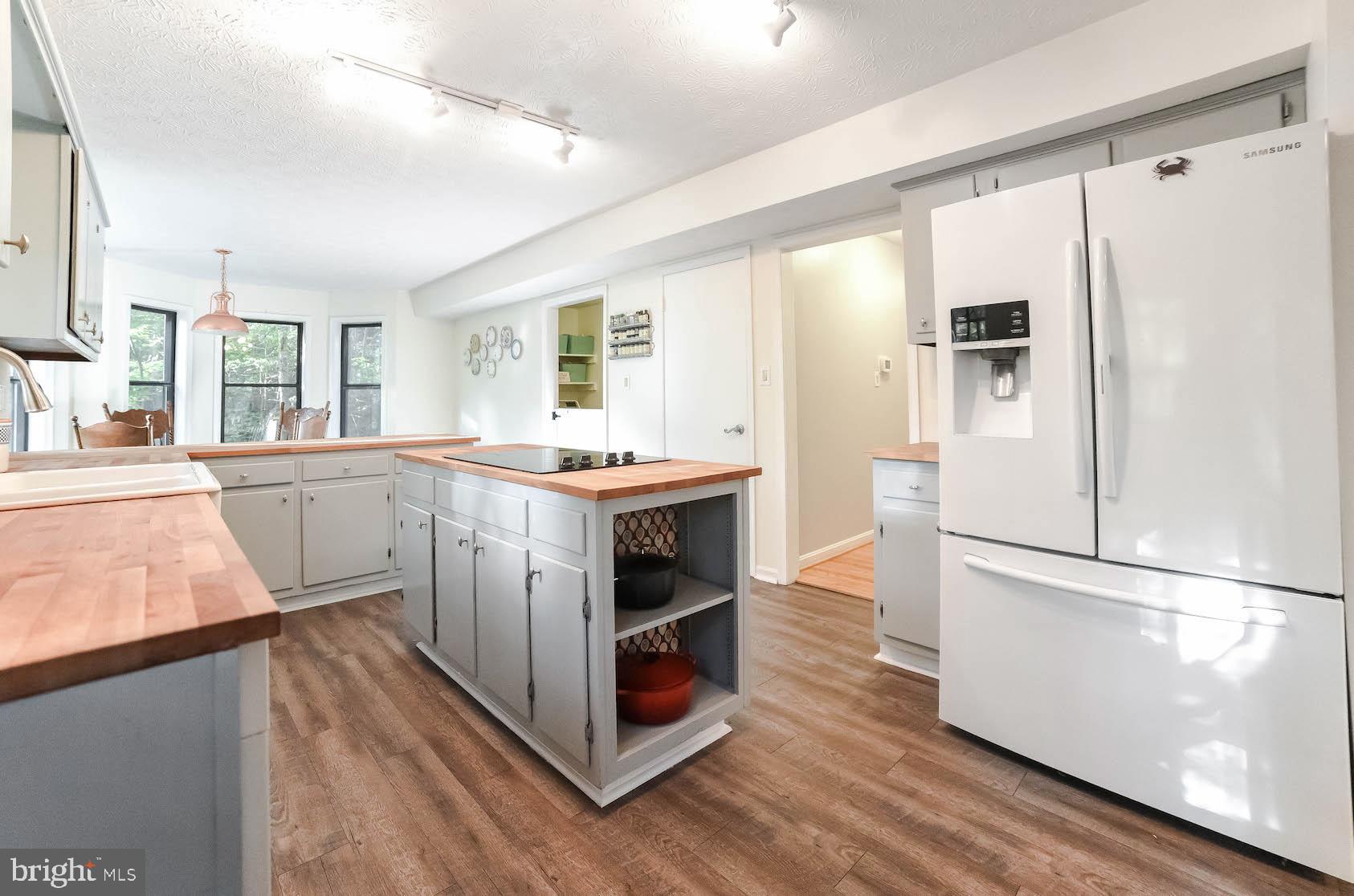44575 Spinnaker Way California, MD 20619 - Photo 11 of 52 New cooktop in the island