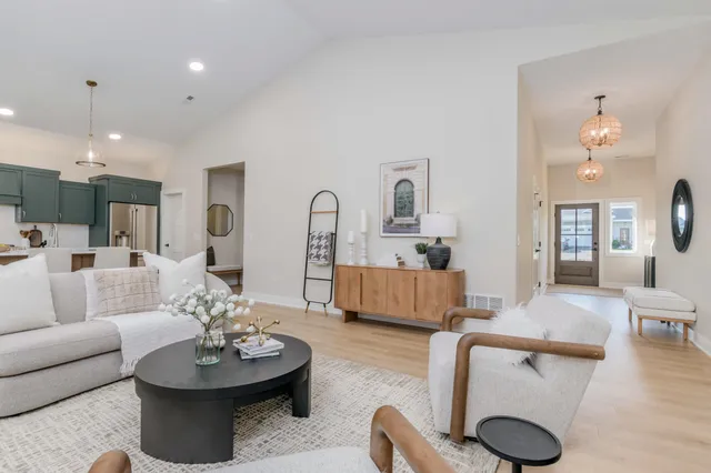 $825,000 | 4708 Knapp Blf Drive, Ada, MI 49301