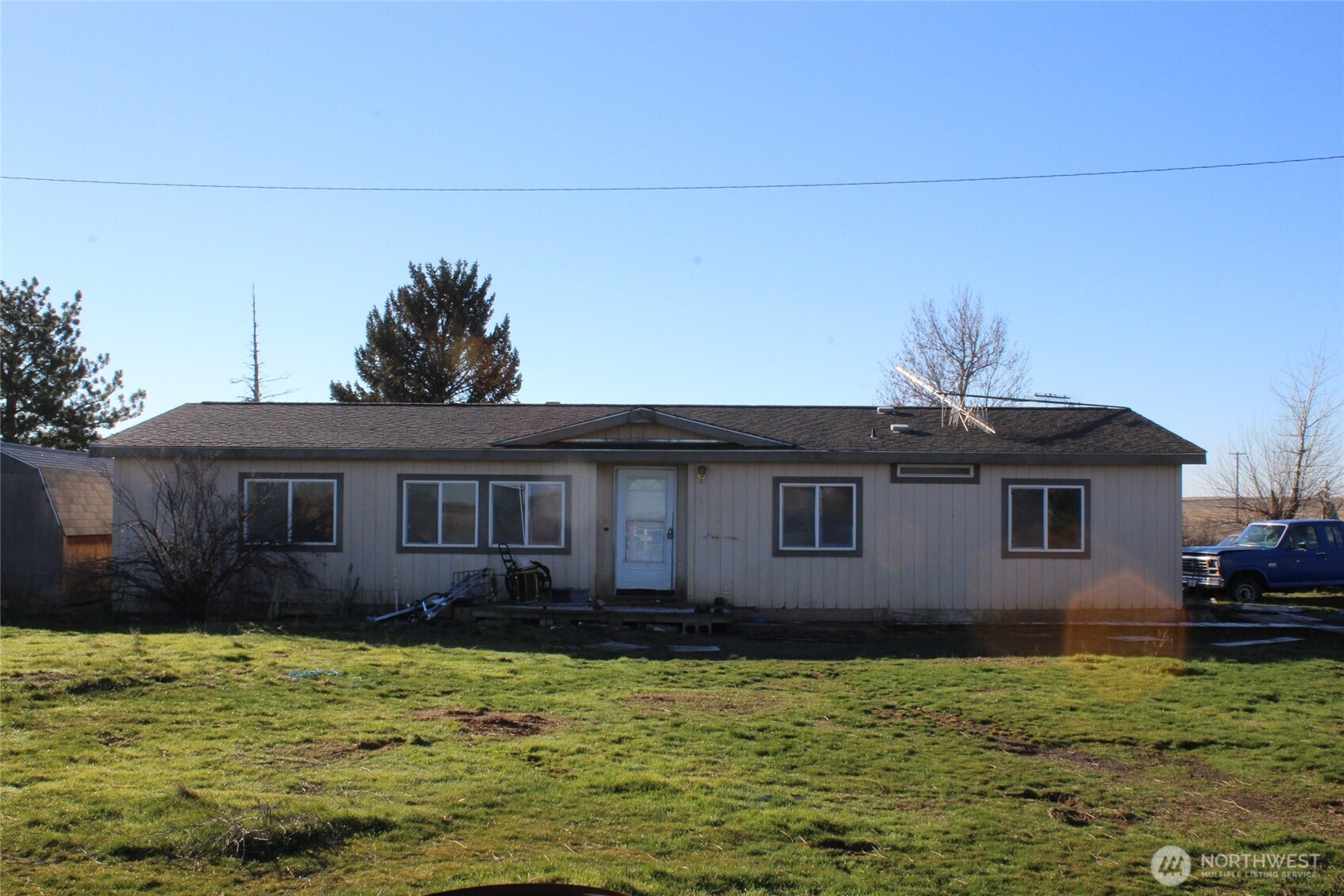1251 North Klein Road Ritzville, WA 99169 - Photo 1 of 21 a front view of a house with a yard