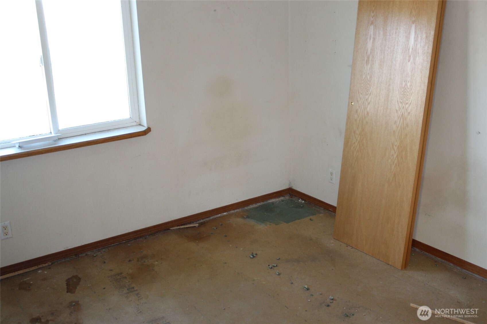 1251 North Klein Road Ritzville, WA 99169 - Photo 17 of 21 a view of a small space with wooden floor and a window