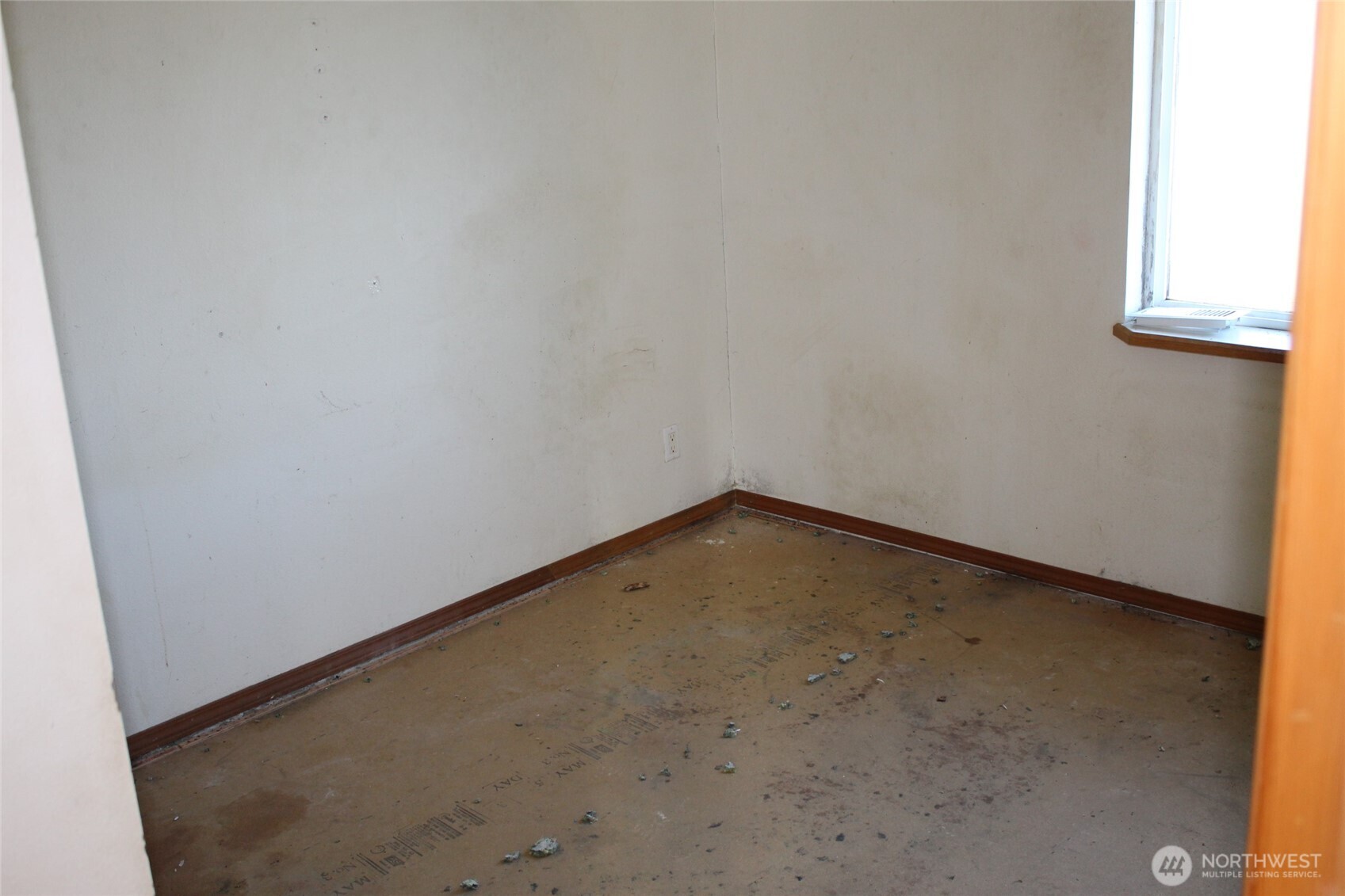 1251 North Klein Road Ritzville, WA 99169 - Photo 18 of 21 a small space with a window